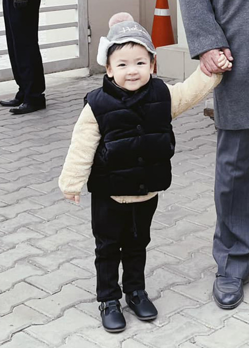 Mới đây, Á hậu Tú Anh chia sẻ hình ảnh con trai ngày đầu tiên đi học. Bé được bố mẹ và ông nội đưa đến trường. "Buổi sáng mai hôm ấy, một buổi mai đầy sương thu và gió lạnh. Ông tôi âu yếm nắm tay tôi dẫn đi trên con đường dài và hẹp. Con đường này tôi đã quen đi lại lắm lần, nhưng lần này tự nhiên tôi thấy lạ. Cảnh vật chung quanh tôi đều thay đổi, vì chính lòng tôi đang có sự thay đổi lớn: Hôm nay tôi đi học", Tú Anh viết.