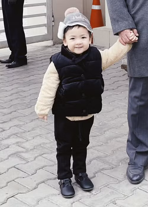 Mới đây, Á hậu Tú Anh chia sẻ hình ảnh con trai ngày đầu tiên đi học. Bé được bố mẹ và ông nội đưa đến trường. "Buổi sáng mai hôm ấy, một buổi mai đầy sương thu và gió lạnh. Ông tôi âu yếm nắm tay tôi dẫn đi trên con đường dài và hẹp. Con đường này tôi đã quen đi lại lắm lần, nhưng lần này tự nhiên tôi thấy lạ. Cảnh vật chung quanh tôi đều thay đổi, vì chính lòng tôi đang có sự thay đổi lớn: Hôm nay tôi đi học", Tú Anh viết.