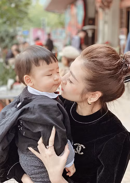 Nàng á hậu cho biết, quý tử có sở thích yêu đồ ngọt giống hệt mẹ.