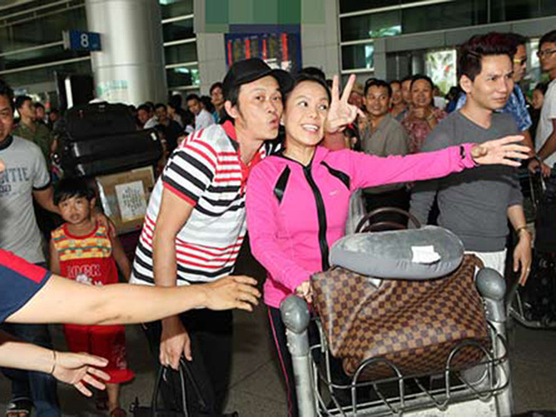 Khi song hành trên sân khấu và màn ảnh, Việt Hương - Hoài Linh gắn liền với hình ảnh đôi vợ chồng bình dân. Vì vậy, Việt Hương từng bị nhiều người hiểu lầm là bà xã của Hoài Linh ngoài đời. Ảnh: Khám phá