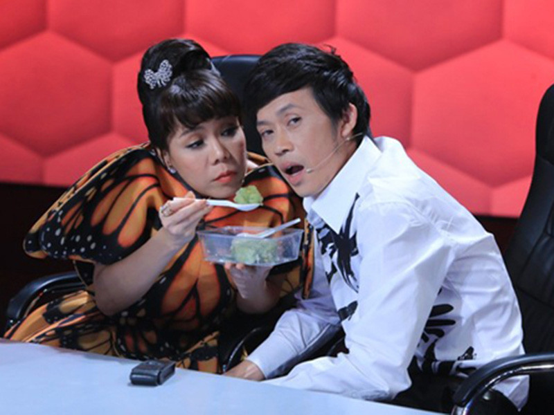 Hoài Linh yêu thương Việt Hương đến mức biết rõ sở thích uống cà phê của đàn em. “Tôi nhớ 2 anh em đi diễn ở xa, sáng anh dậy bảo nhân viên pha cho chị Hương ly cà phê vì tôi nghiện món này”, nữ danh hài tiết lộ. Ảnh: Đời sống pháp luật