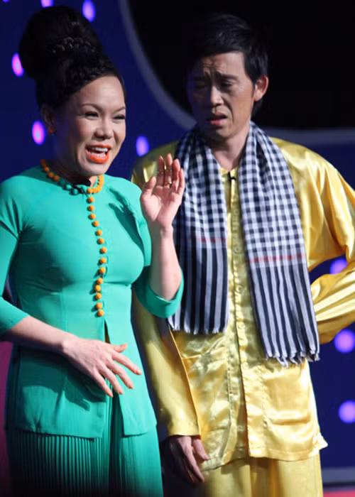 Trên Khám phá, Việt Hương chia sẻ về sự ăn ý với Hoài Linh: “Chỉ cần ảnh nhìn là tôi biết mình cần phải làm gì cho anh, cũng như khi anh Linh nhìn tôi là biết nên làm gì tiếp theo”. Ảnh: Đẹp