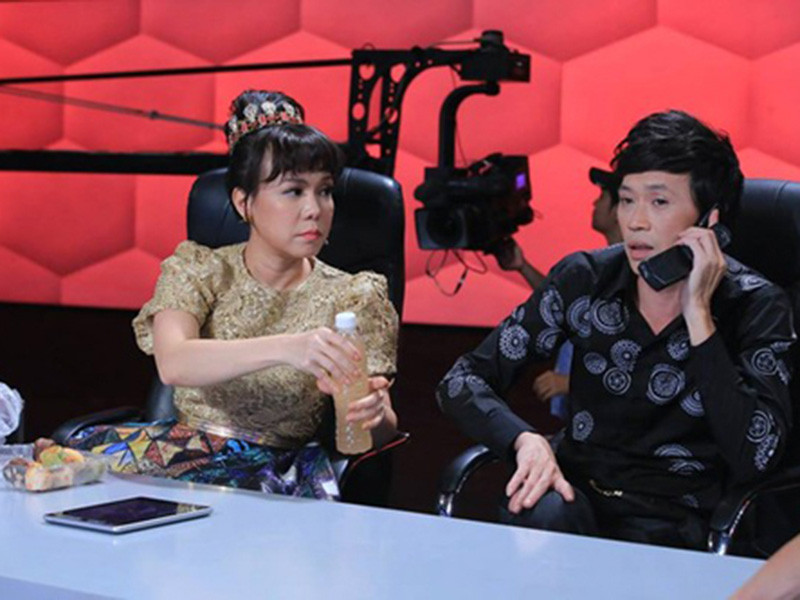 “Lúc tôi ở Việt Nam, anh Linh về nước và mời tôi tham gia các vở hài kịch. Sau này tôi qua Mỹ định cư, anh cũng dõi theo bước đường sự nghiệp của tôi”, nữ danh hài chia sẻ. Ảnh: Đời sống pháp luật