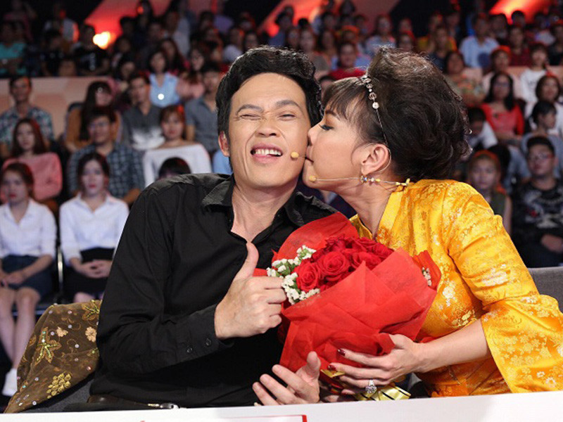 “Muốn ăn ốc, ảnh sẽ đi lượm ốc. Muốn ăn cá, ảnh sẽ đi kiếm cá. Muốn ăn bún riêu, ảnh sẽ tự tay múc bún riêu mang đến tận bàn. Hay hồi đi quay phim ở Long Hải, tôi nói muốn ăn cá nục kho là ảnh kho nguyên cả một nồi cá để chiều cô em”, Việt Hương kể. Ảnh: Giao thông