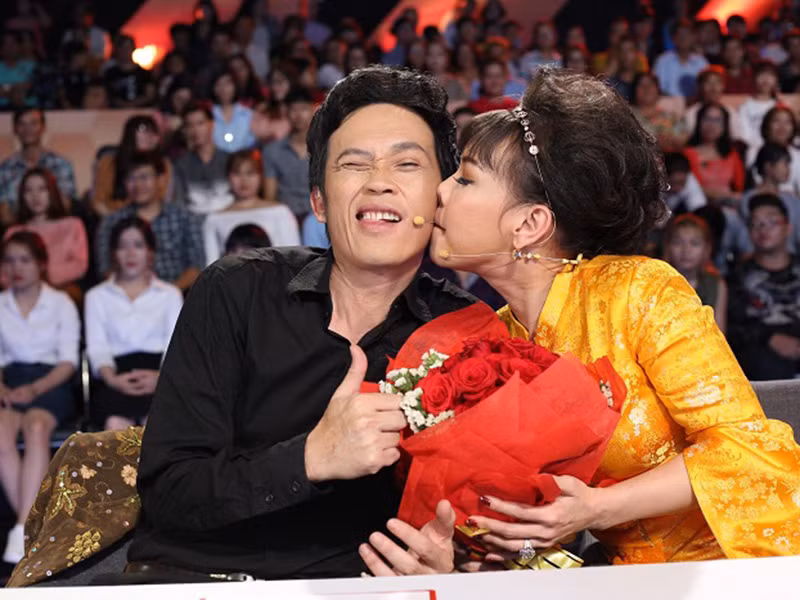 “Muốn ăn ốc, ảnh sẽ đi lượm ốc. Muốn ăn cá, ảnh sẽ đi kiếm cá. Muốn ăn bún riêu, ảnh sẽ tự tay múc bún riêu mang đến tận bàn. Hay hồi đi quay phim ở Long Hải, tôi nói muốn ăn cá nục kho là ảnh kho nguyên cả một nồi cá để chiều cô em”, Việt Hương kể. Ảnh: Giao thông