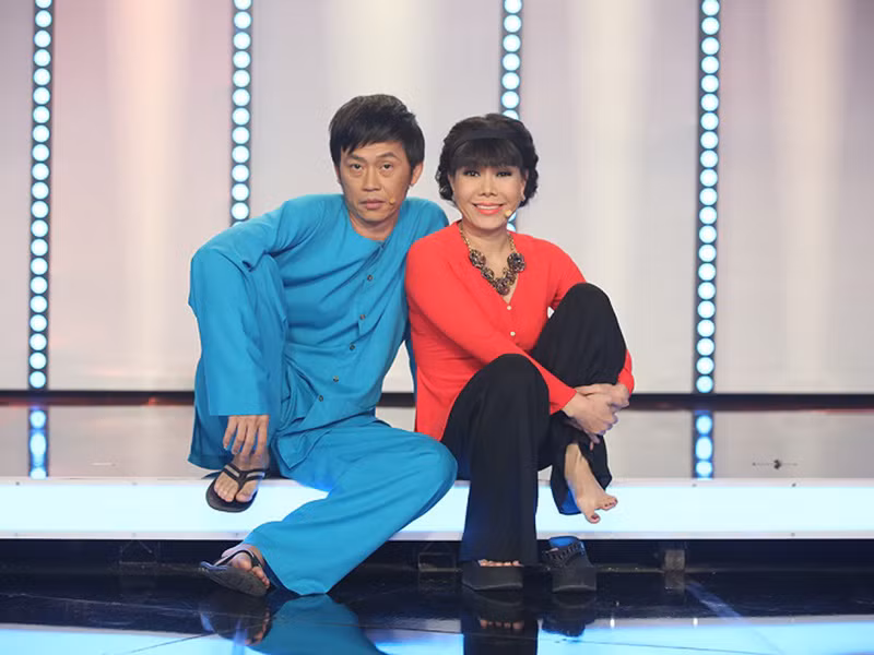 Việt Hương giải thích việc ít xuất hiện bên Hoài Linh: "Nói thật ra là nếu mời cả tôi và anh Hoài Linh thì tốn tiền quá nên sau này họ tách ra”. Ảnh: HTV