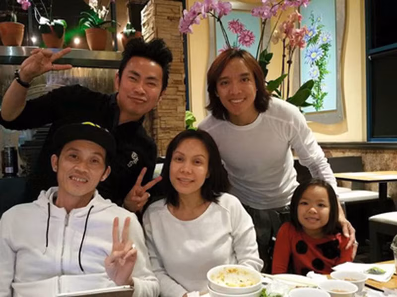 Hoài Linh khá thân thiết với gia đình Việt Hương.