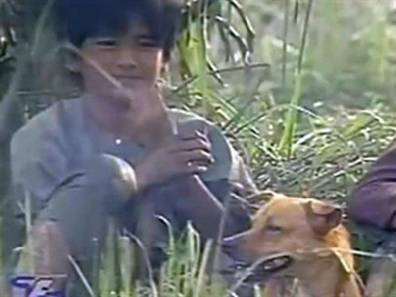 Đạo diễn Vinh Sơn chia sẻ lý do ê-kíp chọn chú chó ta: “Đặt trong bối cảnh của người nông dân thời xưa thì con vật nuôi trong nhà không thể là chó ngoại. Tôi đã rất may mắn khi có được chú chó ngoan ngoãn nghe lời để hoàn thành các cảnh quay". Ảnh: Vietnamnet