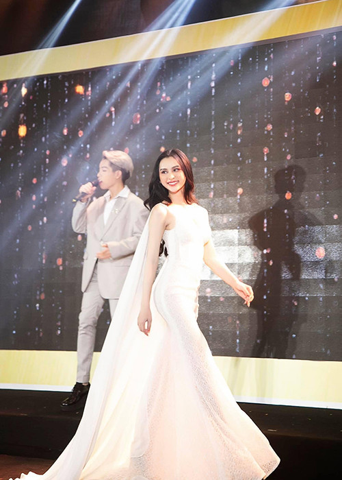 Lọt chung kết Đại sứ hoàn mỹ 2020, Tường Vi gây sốt bởi gương mặt có nét lai Tây, làn da trắng hồng, đôi chân thon dài.