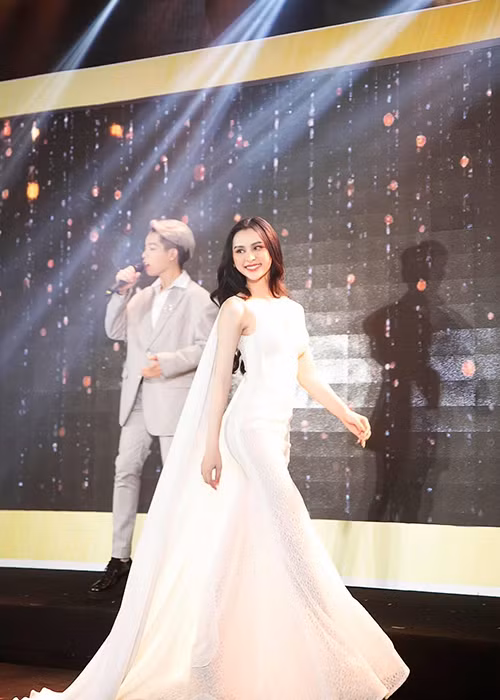 Lọt chung kết Đại sứ hoàn mỹ 2020, Tường Vi gây sốt bởi gương mặt có nét lai Tây, làn da trắng hồng, đôi chân thon dài.