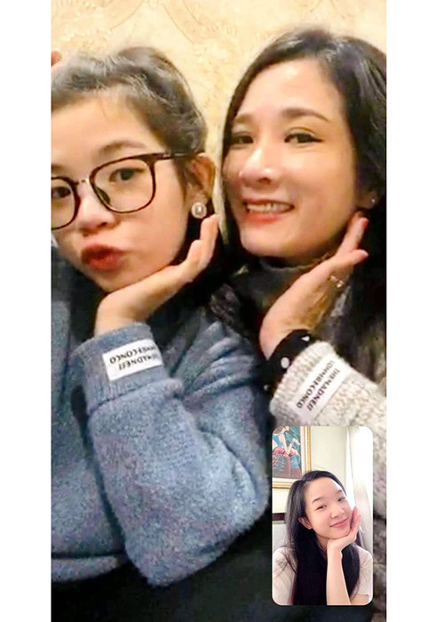 Tú Linh - con gái đầu lòng của Thanh Thanh Hiền đang du học. Vì thế, ba mẹ con giữ liên lạc nhờ internet. "3 đứa hôm nay gặp nhau. Bên kia cười vui - bên này buôn dạt dào", Thanh Thanh Hiền chia sẻ khi khoe ảnh bên hai con.