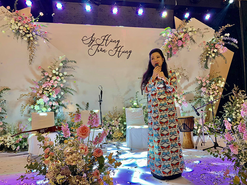 Trong một chương trình Tết, Thanh Thanh Hiền được sắp xếp song ca cùng một giọng ca nữ khi không còn hợp tác với Chế Phong.