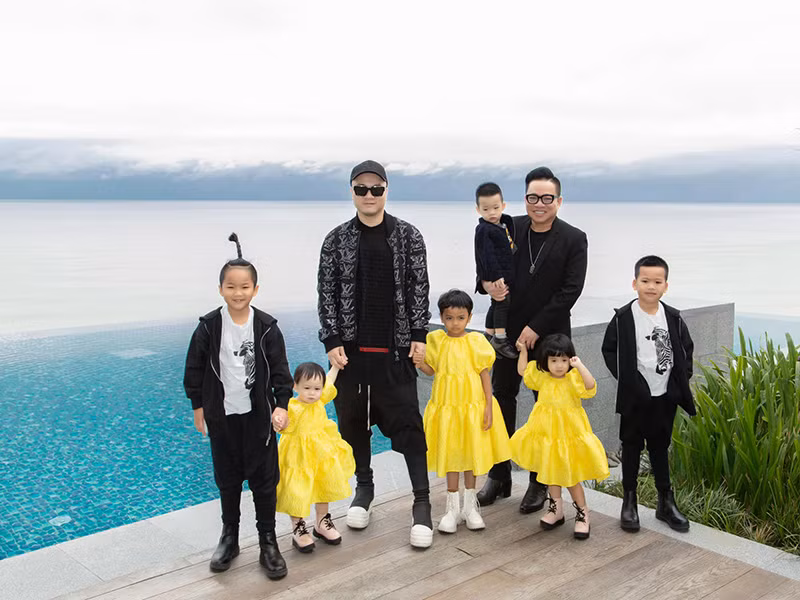 7 người con của Đỗ Mạnh Cường còn thường xuyên được đưa đi du lịch. Có thể thấy, nam thiết kế vô cùng chiều chuộng các con.