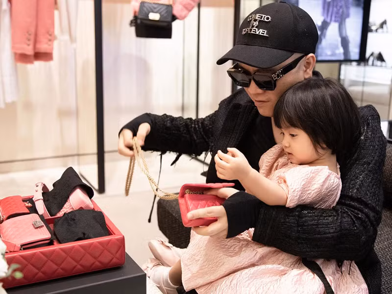 Nam thiết kế cũng chi số tiền lớn mua hàng hiệu cho các con. Đỗ Mạnh Cường từng mua set túi hàng hiệu gần 700 triệu cho bé MyMy.