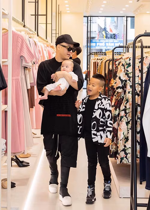 "Lấy sự giàu có để dạy con không sai. Sự đủ đầy giúp các bé lớn lên không bị choáng ngợp và hấp dẫn bởi hư vinh, đánh mất bản thân", anh nói.