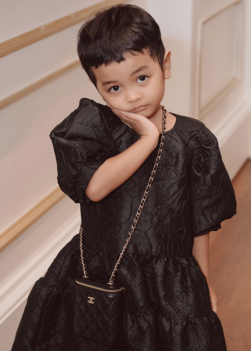 Bé Linh Đan còn từng được bố nuôi tặng chiếc túi hàng hiệu có giá hơn 36 triệu đồng.