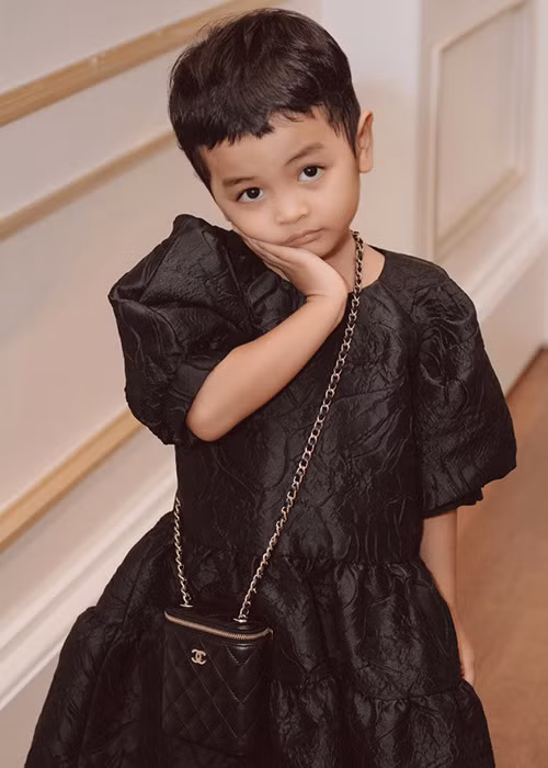 Bé Linh Đan còn từng được bố nuôi tặng chiếc túi hàng hiệu có giá hơn 36 triệu đồng.