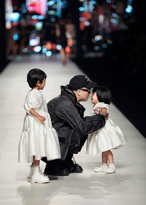 Nam thiết kế chia sẻ trên Zing, việc trẻ em dùng hàng hiệu từ sớm không phải là vấn đề đáng lo ngại.