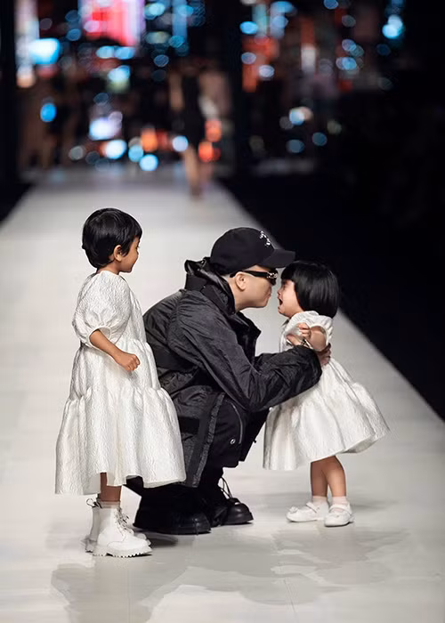 Nam thiết kế chia sẻ trên Zing, việc trẻ em dùng hàng hiệu từ sớm không phải là vấn đề đáng lo ngại.