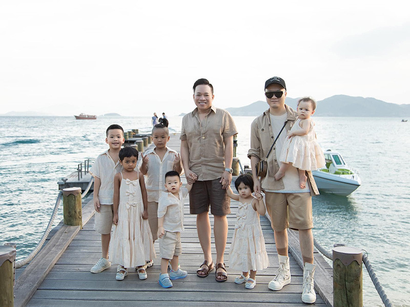 Đỗ Mạnh Cường thuê 3 người giúp việc để hỗ trợ anh nấu ăn, cho con uống sữa, đút cho con ăn, ru con ngủ. Ngoài ra, anh còn có một người đồng hành trong việc nuôi các con.