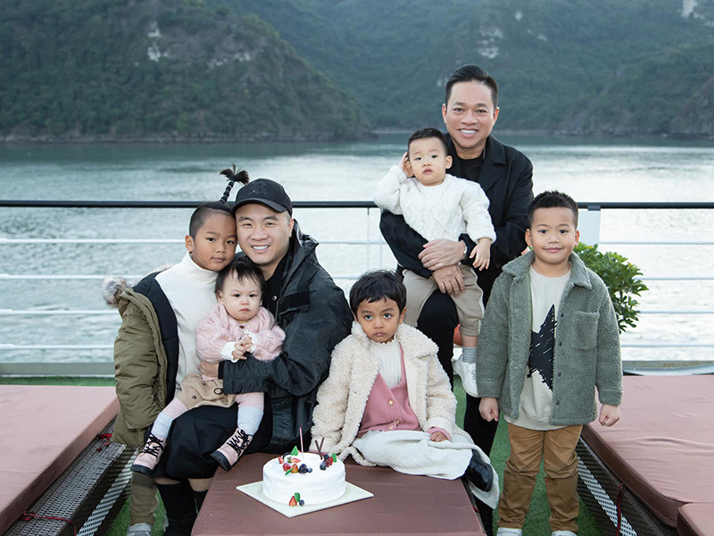 Nam thiết kế quyết định sẽ cho tất cả các bé theo học tại trường song ngữ quốc tế từ mầm non cho đến hết cấp 3 với mức học phí mầm non, tiểu học khoảng 120 triệu/năm/bé, cấp 3 khoảng hơn 200 triệu/năm/bé.