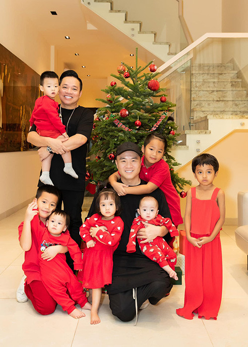 Nhà thiết kế Đỗ Mạnh Cường cho hay, anh có dự định sẽ xây dựng một trại trẻ mồ côi để giúp đỡ nhiều em bé hơn.