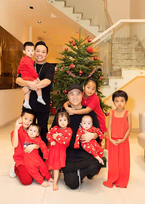 Nhà thiết kế Đỗ Mạnh Cường cho hay, anh có dự định sẽ xây dựng một trại trẻ mồ côi để giúp đỡ nhiều em bé hơn.