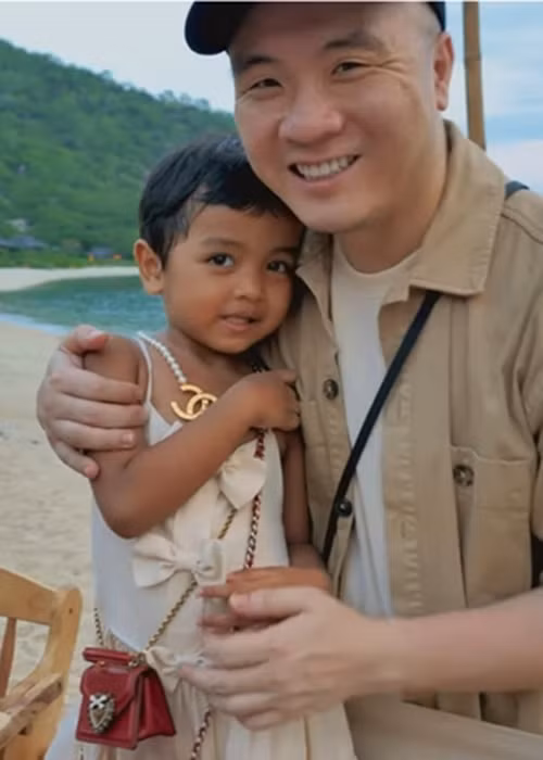 Sinh nhật bé Linh Đan, Đỗ Mạnh Cường tặng vòng cổ ngọc trai, túi xách với tổng giá trị hơn trăm triệu.