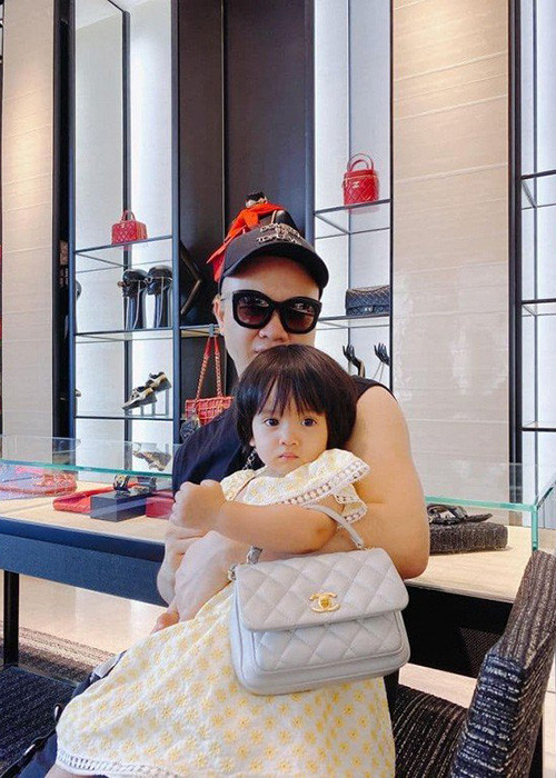 Anh còn từng hứa hẹn: "Giờ bố chỉ mong MyMy 18 tuổi nhanh nhanh để bố đưa đi shopping hết đúng 18 tỷ".