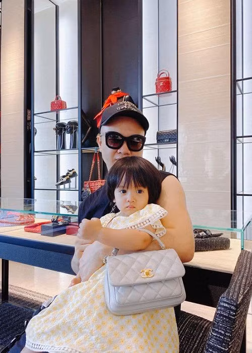 Anh còn từng hứa hẹn: "Giờ bố chỉ mong MyMy 18 tuổi nhanh nhanh để bố đưa đi shopping hết đúng 18 tỷ".