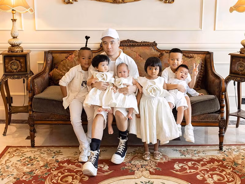 Là nhà thiết kế giàu có, Đỗ Mạnh Cường không ngần ngại chi tiền để các con có cuộc sống nhung lụa.