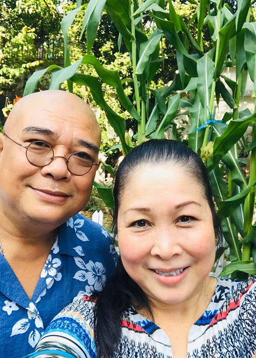 Trong bài phỏng vấn với Zing, Hồng Vân tâm sự sân khấu kịch có khi thua lỗ nhưng Lê Tuấn Anh vẫn không ngăn cản, ngược lại âm thầm ủng hộ tài chính cho vợ.