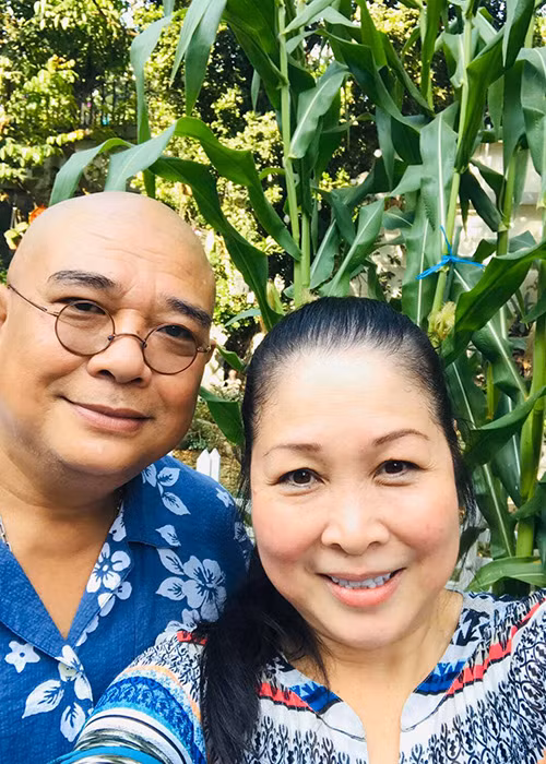 Trong bài phỏng vấn với Zing, Hồng Vân tâm sự sân khấu kịch có khi thua lỗ nhưng Lê Tuấn Anh vẫn không ngăn cản, ngược lại âm thầm ủng hộ tài chính cho vợ.