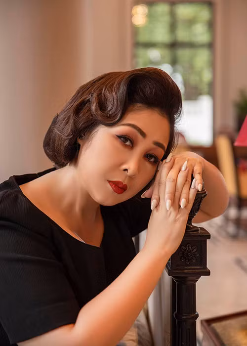 Nữ nghệ sĩ tiết lộ vợ chồng cô luôn giữ thói quen nhắn tin cho nhau cả ngày nên dù có đi làm suốt cô cũng không hề thấy xa cách với chồng.