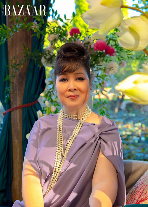 Ở tuổi 55, ngoài tổ ấm hạnh phúc, Hồng Vân còn có một sự nghiệp thành công, được nhiều diễn viên trẻ yêu quý vì cái tâm làm nghề.