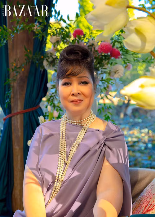 Ở tuổi 55, ngoài tổ ấm hạnh phúc, Hồng Vân còn có một sự nghiệp thành công, được nhiều diễn viên trẻ yêu quý vì cái tâm làm nghề.