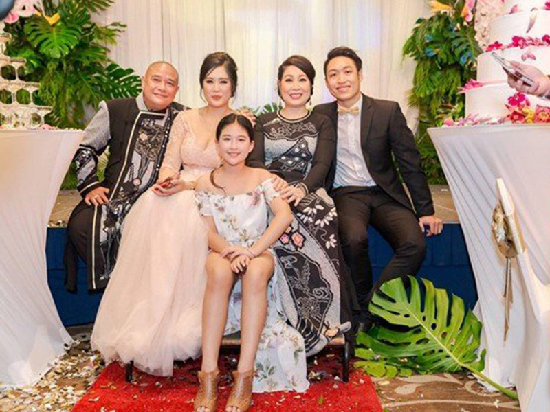 Xí Ngầu và Trê Phi hiện tại ở Mỹ. Hồi năm 2018, con gái đầu lòng của Hồng Vân lập gia đình. Ảnh: Người đưa tin