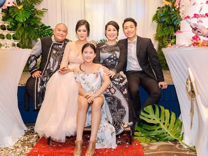 Xí Ngầu và Trê Phi hiện tại ở Mỹ. Hồi năm 2018, con gái đầu lòng của Hồng Vân lập gia đình. Ảnh: Người đưa tin