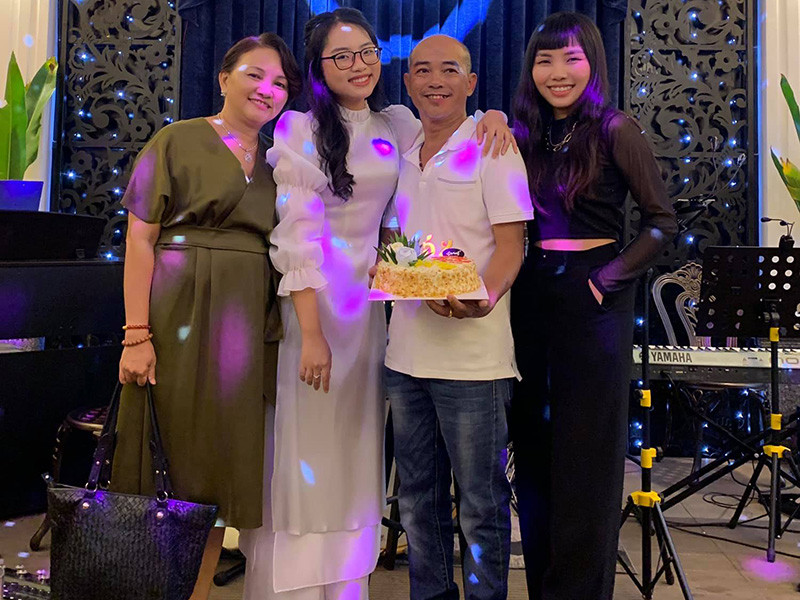 Phương Mỹ Chi bên bố mẹ và chị gái sau một đêm diễn.