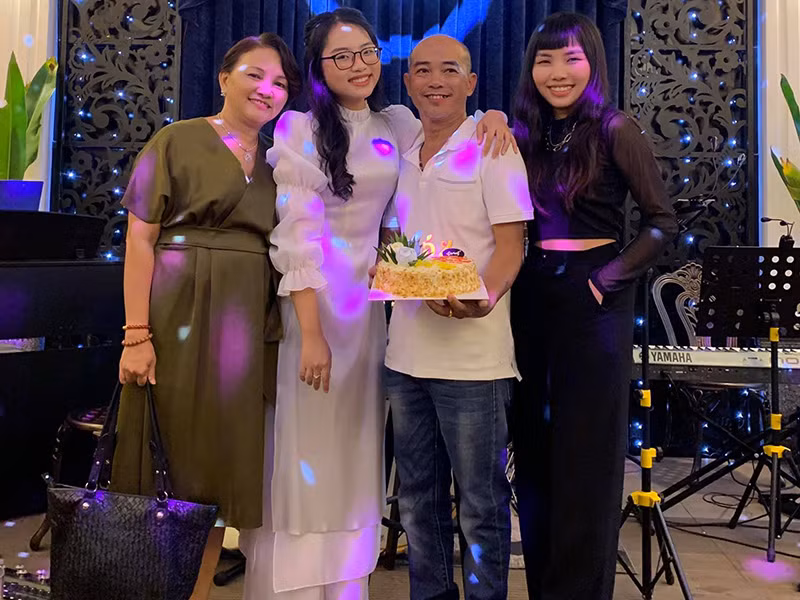 Phương Mỹ Chi bên bố mẹ và chị gái sau một đêm diễn.