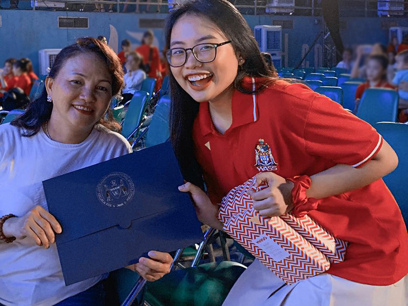 "Tôi thấy rằng dù mình có nổi tiếng và kiếm được nhiều tiền đến đâu thì ba mẹ cũng chẳng bao giờ thôi cực khổ. Chỉ khác ở chỗ là ngày xưa ba mẹ vất vả lao động chân tay, còn bây giờ dù nhà ổn hơn nhưng họ lại cực khổ về đầu óc", Phương Mỹ Chi chia sẻ trong chương trình "Tôi tuổi teen".