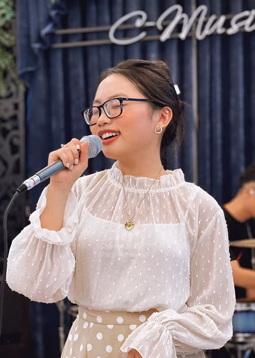 Theo đuổi thể loại dân ca và có độ hot, học trò của Hiền Thục đắt show.