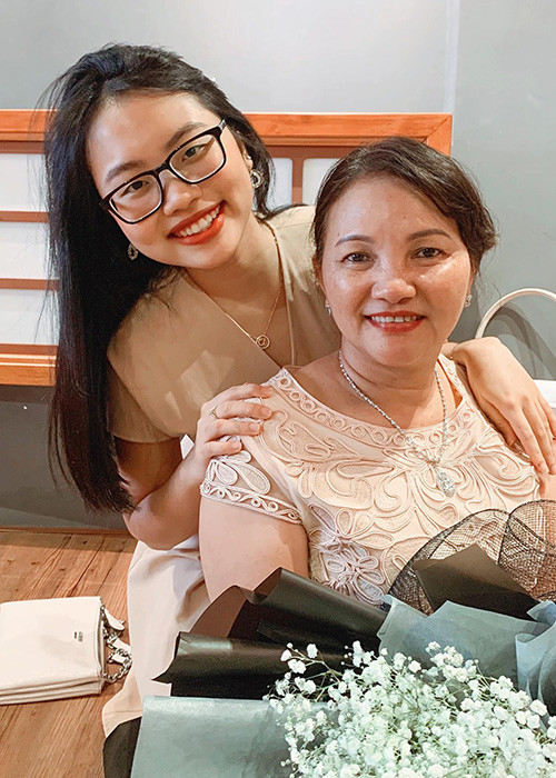 Ở tuổi 18, Phương Mỹ Chi trở thành trụ cột kinh tế của gia đình nên khá áp lực.