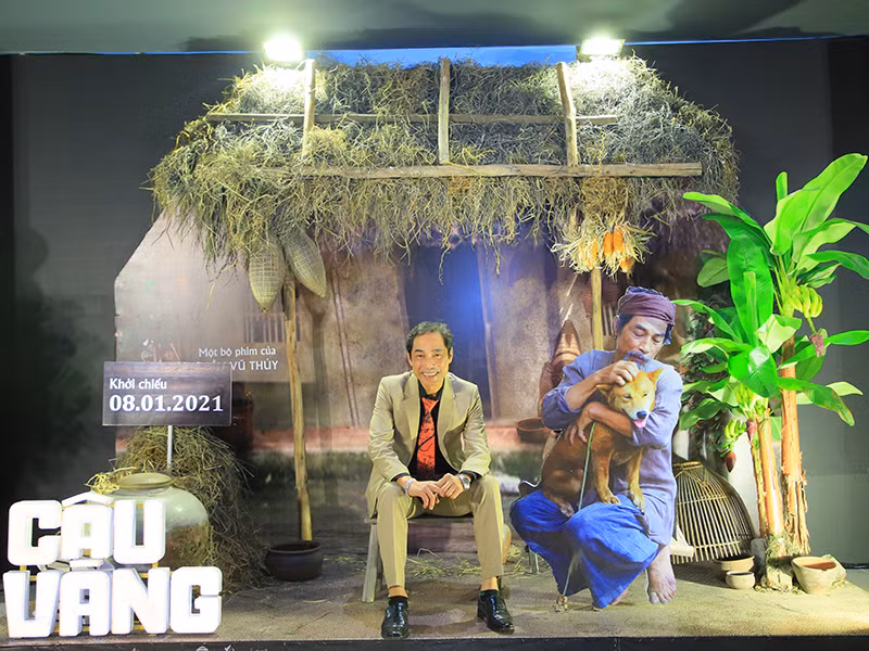 Nghệ sĩ Viết Liên - người đóng vai Lão Hạc chia sẻ về trải nghiệm làm phim với nhân vật rất đặc biệt. “Khó khăn nhất với nghệ sĩ đầu tiên chính là phải làm quen với Cậu Vàng để trong quá trình làm phim không xảy ra sự cố. Điều quan trọng là sự tương tác với nhau để tạo ra cảm xúc. Cậu Vàng đã làm được. Khán giả xem phim sẽ cảm nhận rõ điều đó”, nghệ sĩ Viết Liên nói.