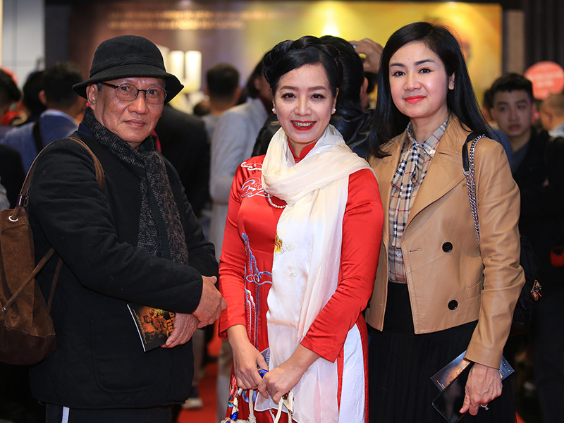 Nghệ sĩ Chiều Xuân (giữa) trong vai bà cả.