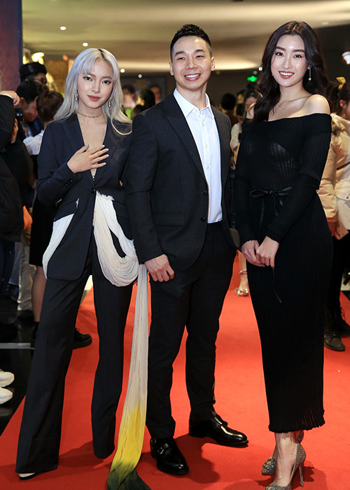 Hoa hậu Đỗ Mỹ Linh (ngoài cùng bên phải) cũng dự buổi công chiếu.