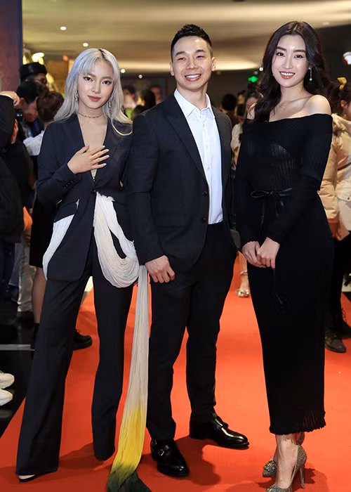 Hoa hậu Đỗ Mỹ Linh (ngoài cùng bên phải) cũng dự buổi công chiếu.