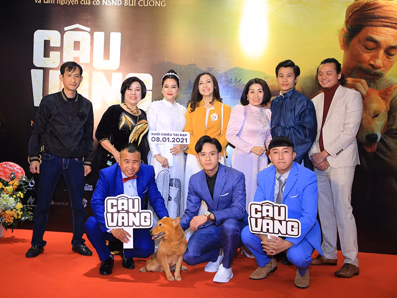 Diễn viên Khánh Huyền (áo vàng) dự buổi công chiếu phim. Trong phim, cô đóng vai bà hai.