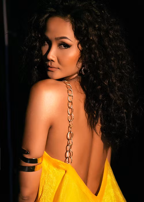 Tập luyện, ăn uống khoa học, H'hen Niê giữ được vóc dáng săn chắc.