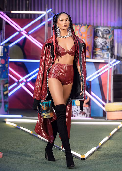 Khó rời mắt khỏi tạo hình cá tính của H'hen Niê.